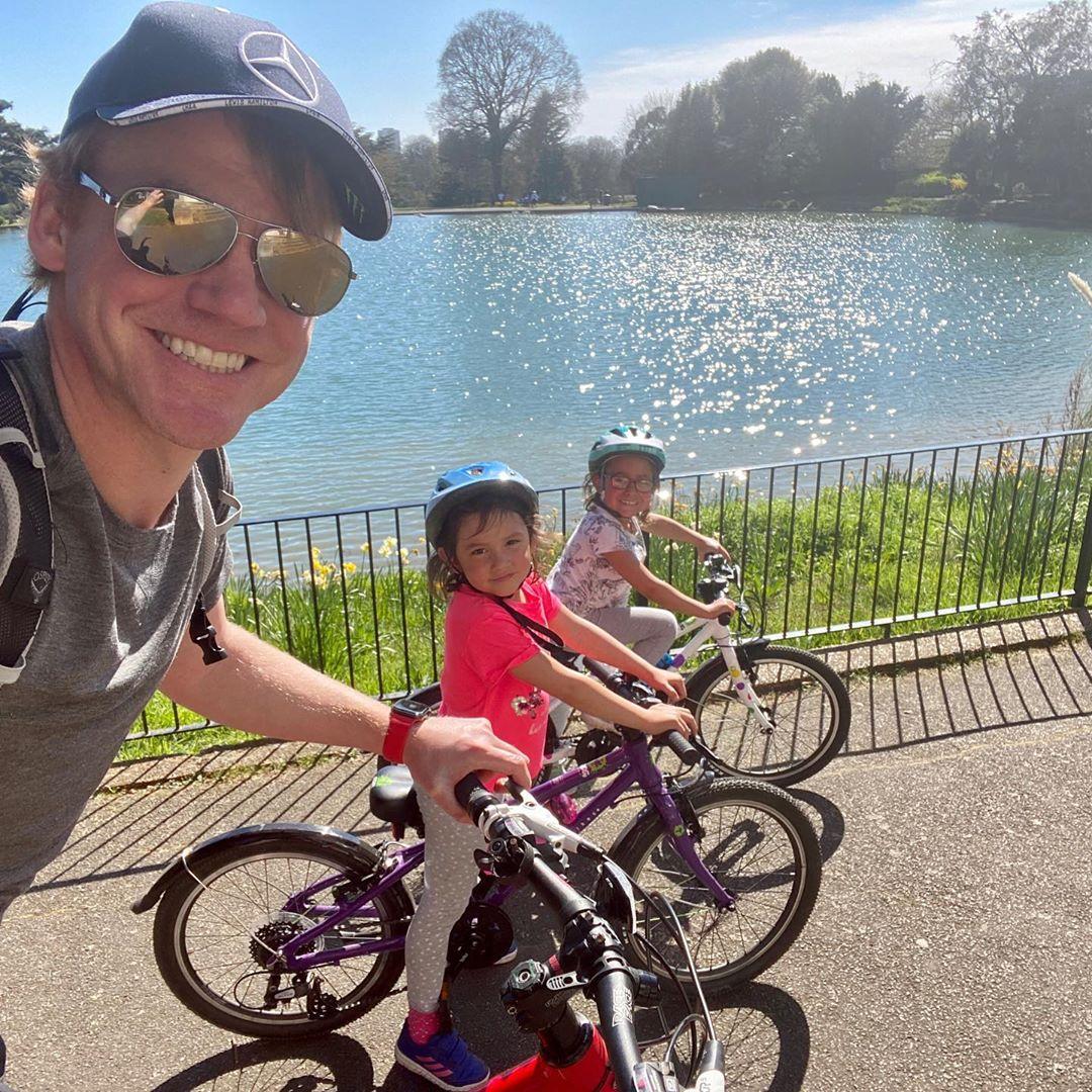 Dad taking picture of himself and 2 daughters cycling along the thames path in the sunshine taken by Instagram @barrystaines